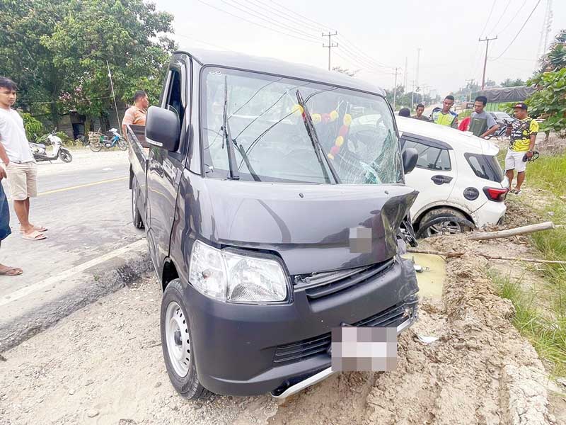 Personel Sat Lantas Polres Pelalawan melakukan olah TKP tabrakan dua unit mobil  yang menelan satu korban jiwa di Jalan Lintas Timur, KM 101+500 Desa Terantang Manuk Kecamatan Pangkalan Kuras, Pelalawan, Jumat (23/6/2023).