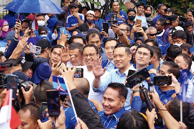 Bakal Calon Presiden yang diusung Partai Demokrat Anies Baswedan bersama Ketua Umum Partai Demokrat Agus Harimurti Yudhoyono berbaur dengan pendukung saat menghadiri dialog gagasan Partai Demokrat di Jakarta, Kamis (2/3/2023).