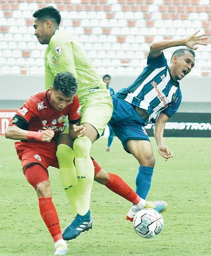 Pemain PSPS M Zulfikar diadang bek Semen Padang Dedy Gusmawan dan penjaga gawang Rendy Oscario dalam laga Liga 2 di Stadion Jakabaring, Palembang, Rabu (6/10/2021).
