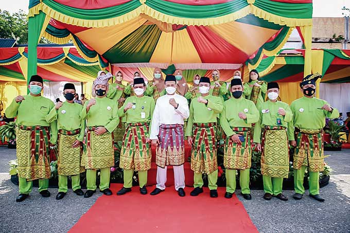 Bersama unsur Forkopimda, Plh Wali Kota Dumai H Indra Gunawan yang juga merupakan Sekda Kota Dumai berfoto bersama, Rabu (27/4/2022).