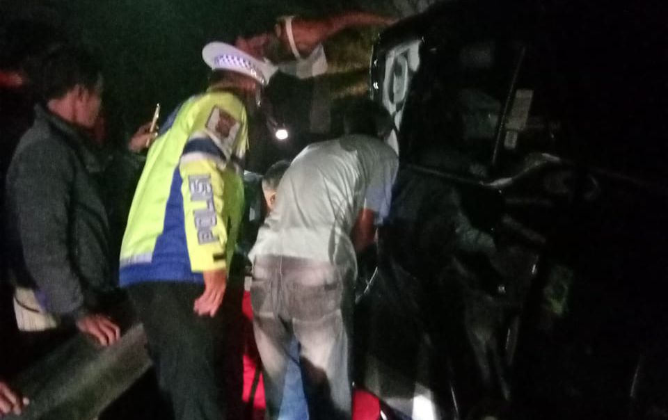 Petugas dari Polisi Lalu Lintas saatPetugas dari Polisi Lalu Lintas saat melakukan evakuasi terhadap korban kecelakaan di Jalan Tol Pekanbaru-Dumai, Jumat (7/10/2022) malam.