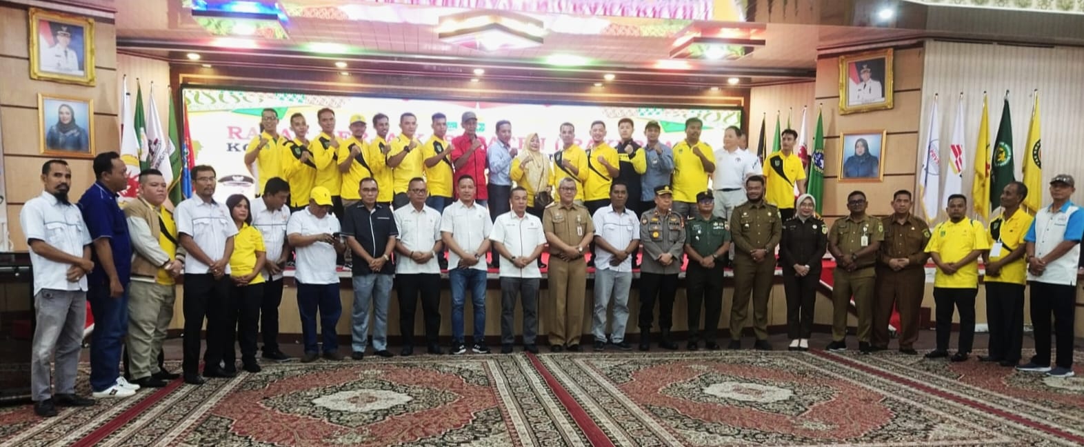 Jajaran pengurus KONI Rohil foto bersama pengurus cabor, dan sejumlah pejabat di lingkungan Pemkab Rohil usai pembukaan Rakerkab di Gedung Pertemuan H Misran Rais di Bagansiapiapi, Senin (29/5/2023).