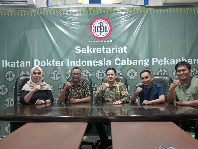 Ketua IDI Cabang Pekanbaru Dr dr Tb Odih RW SPBA Sub SPDA (K) CMC MKM Fisqua (tengah) bersama anggota IDI Cabang Pekanbaru memberikan keterangan saat konferensi pers terkait program kelurahan binaan kesehatan yang diterima oleh Kelurahan Tobek Godang, Kam