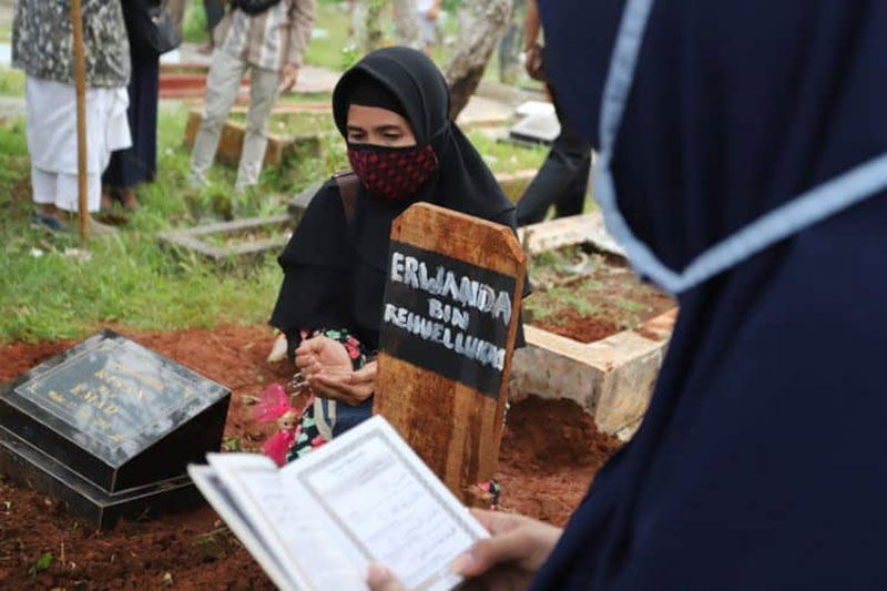 Jenazah Papa T Bob dikebumikan di TPBU Jurangmangu, Tangerang Selatan pada Jumat (10/7). (DERY RIDWANSAH/JAWAPOS.COM)