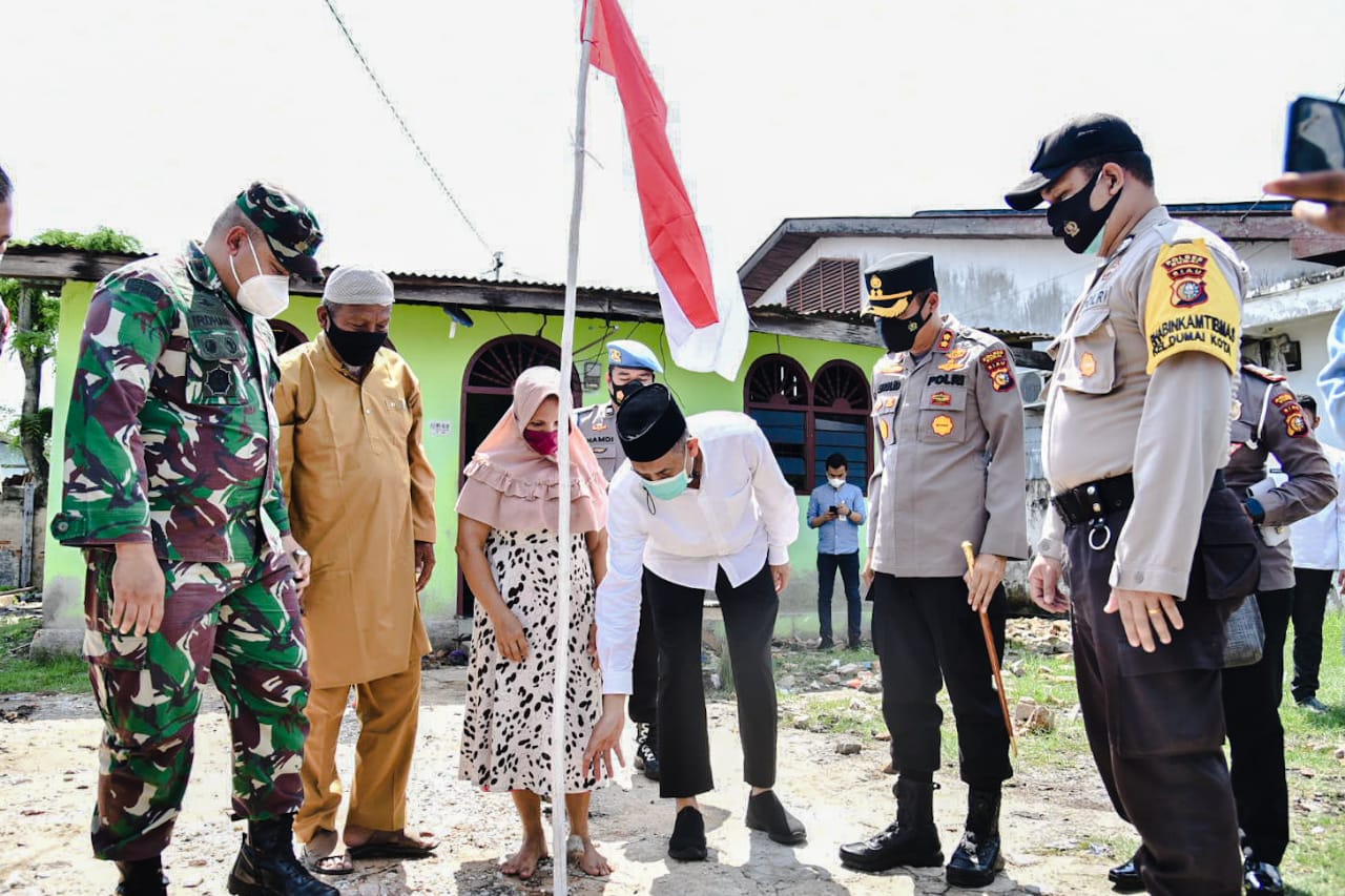 Wali Kota Dumai H Paisal dan jajaran forkopimda memasang bendera merah putih di rumah warga yang diborong dari PKL di pusat Kota Dumai, Jumat (13/8/2021).