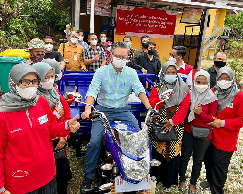 Direktur Utama PHR foto bersama pengurus bank sampah usai memberikan bantuan sepeda motor operasional, di lingkungan Universitas Lancang Kuning, Pekanbaru Sabtu (23/4/2022).