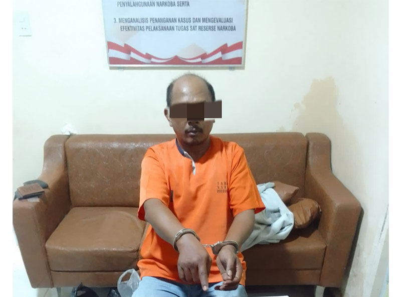 Tim Ojoloyo (Satnarkoba) Polres Kampar berhasik meringkus TU (44) warga Sukajadi Pekanbaru di Jalan Lintas Tarai Bangun-Tambang Dusun IV Tarap Mulia Desa Tarai Bangun, Kecamatan Tambang Kabupaten Kampar, Kamis (16/11/2023.