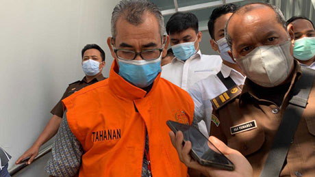 Eks Bupati Kuansing Mursini tersangka dugaan korupsi enam kegiatan di Setdakab Kuansing digiring ke mobil tahanan kejaksaan, Kamis (5/8/2021).