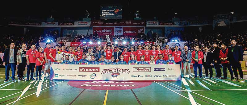 Tim putra SMA Darma Yudha Pekanbaru yang berhasil meraih champion dalam Honda DBL with Kopi Good Day 2023 Riau Series foto bersama dengan Kapolda Riau Irjen Pol Mohammad Iqbal (sebelas kiri), Kadispora Riau Boby Rachmat (lima belas kanan), Regional Head P