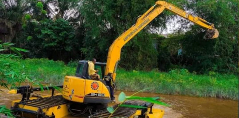 Satu unit ekskavator amfibi Dinas PUPR Kota Pekanbaru melakukan uji coba pengoperasian dengan mengeruk Sungai Sail, baru-baru ini.