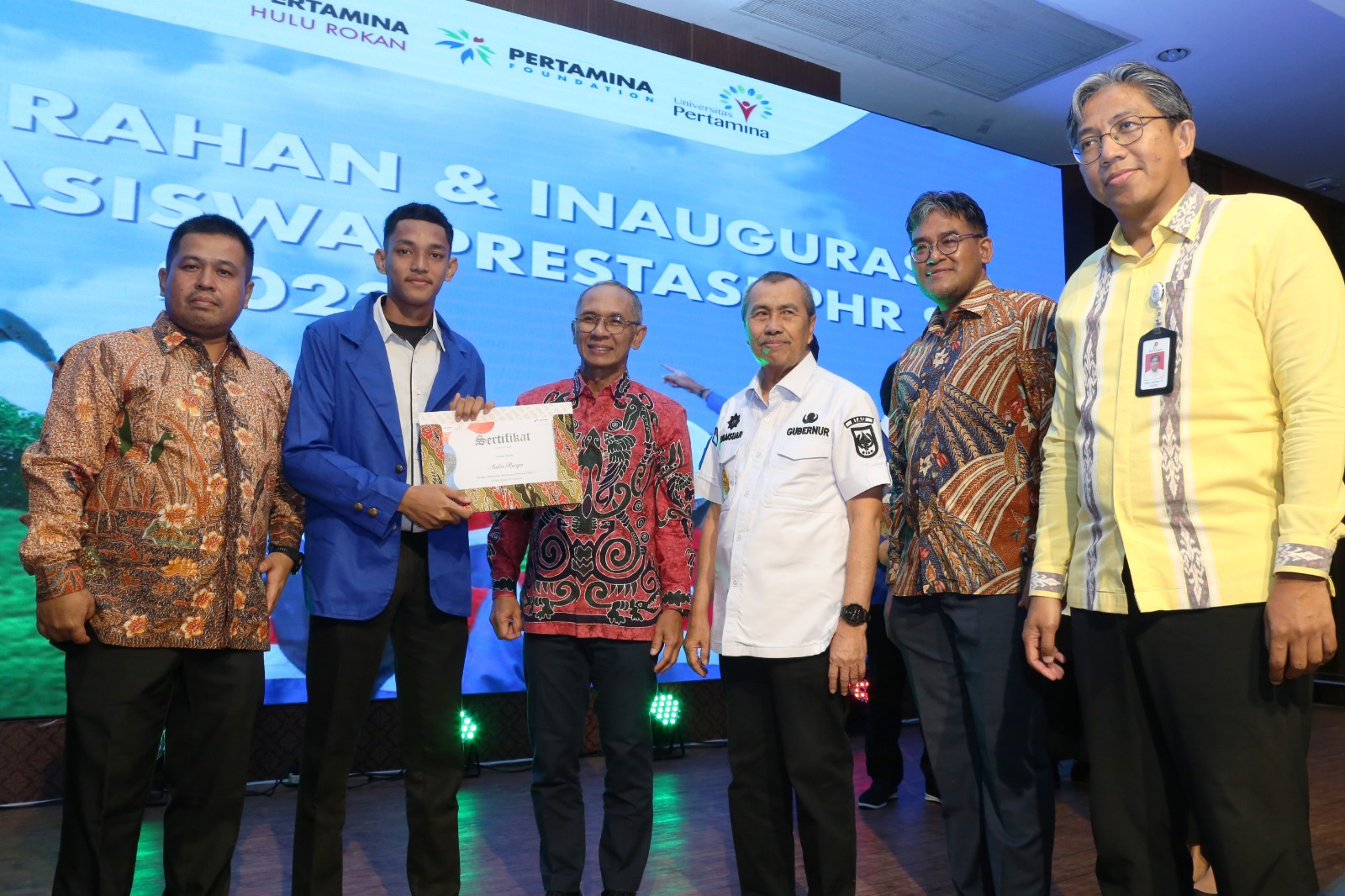 Aulia Rizqo (dua dari kiri) usai menerima sertifikat penerima Beasiswa Prestasi PHR yang diserahkan Gubernur Riau Syamsuar saat acara Penganugerahan dan Inaugurasi Penerima Beaiswa Prestasi PHR 2023 di Gedung Pertemuan RCC Rumbai, Rabu (26/7/2023).