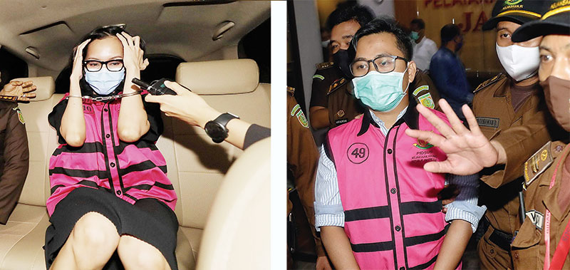 Tersangka Pinangki Sirna Malasari dikawal ketat usai menjalani pemeriksaan oleh penyidik Bareskrim Mabes Polri di Gedung Bundar Kejaksaan Agung, Jakarta, Rabu (2/9/2020).  Foto kanan, tersangka baru Andi Irfan Jaya usai menjalani pemeriksaan. (FEDRIK TARI