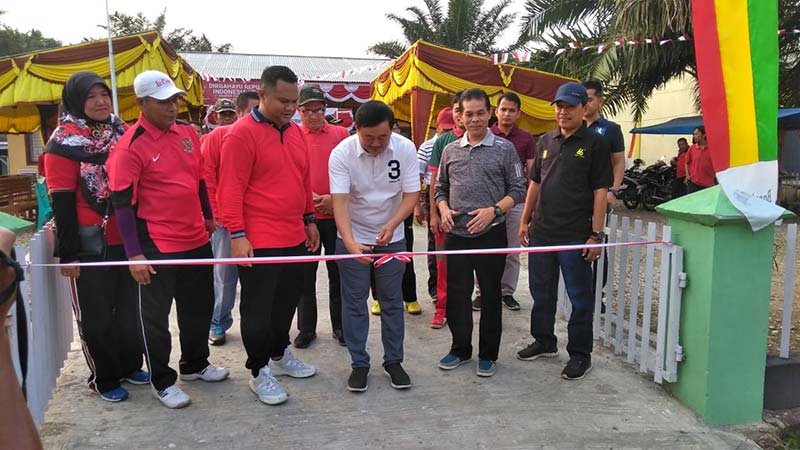 GUNTING PITA: Wabup Kuansing H Halim menggunting pita saat acara  jalan santai keluarga besar Pengadilan Negeri dan Pengadilan Agama Telukkuantan dalam rangka memperingati Hari Ulang Tahun Mahkamah Agung Ke-74 di Telukkuantan, Ahad (18/8/2019) lalu.