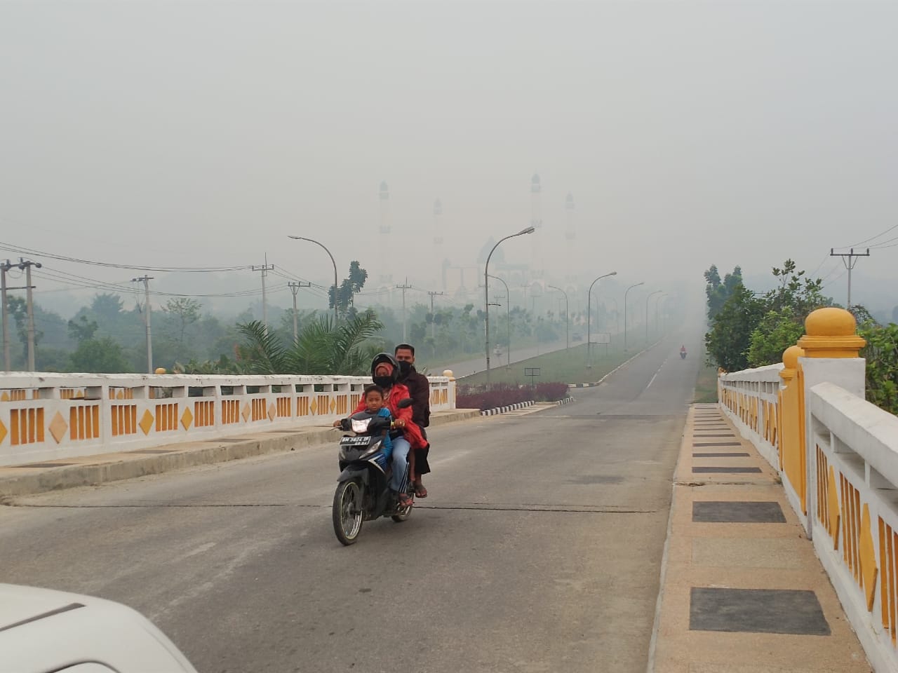 ILUSTRASI: Kondisi kabut asap yang melanda Kabupaten Pelalawan, Jumat (13/9/2019). (M AMIN/RIAUPOS.CO)