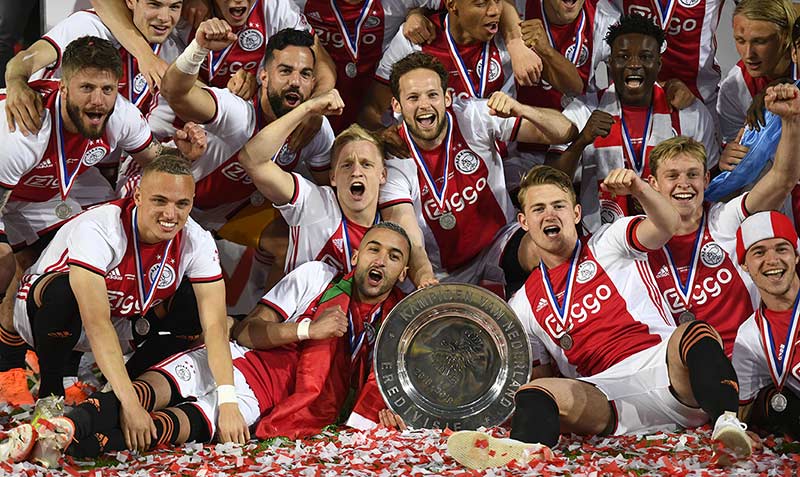 Para pemain Ajax melakukan selebrasi usai menjuarai Liga Belanda musim 2018-2019, Kamis (16/5/2019). AFP