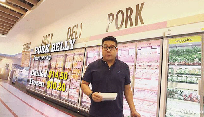 Seorang pembeli daging babi segar di salah satu suparmarket di Singapura.  (MEDIACORP)