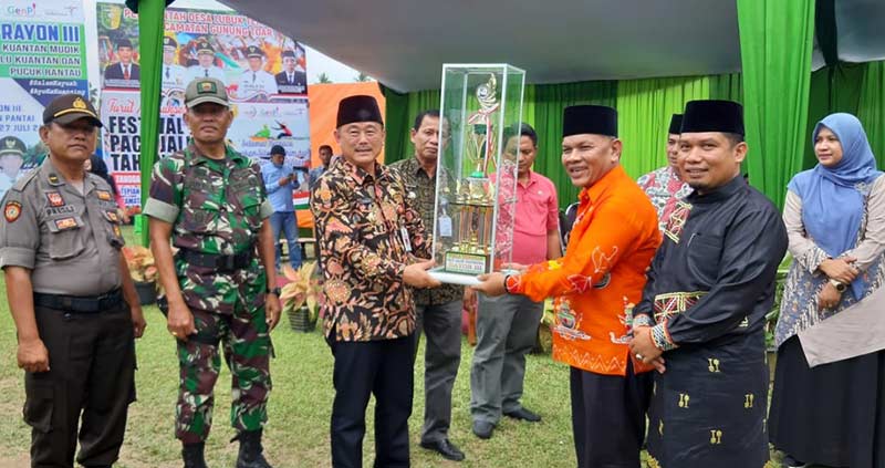 PERBAIKAN: Suerman (baju putih), Kepala Desa Pulau Tengah, Pangean, menyaksikan perbaikan Jalur Ombak Nyalo Simutu Olang untuk menghadapi pacu jalur 2019 di kandang jalur, Senin (1/7/2019)