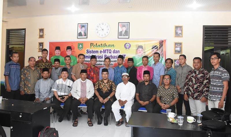 FOTO BERSAMA: Sekretaris Umum LPTQ Kabupten Bengkalis, H Hambali, panitia dan peserta pelatihan foto bersama, Sabtu (22/6/2019).(ERWAN SANI/RIAU POS)
