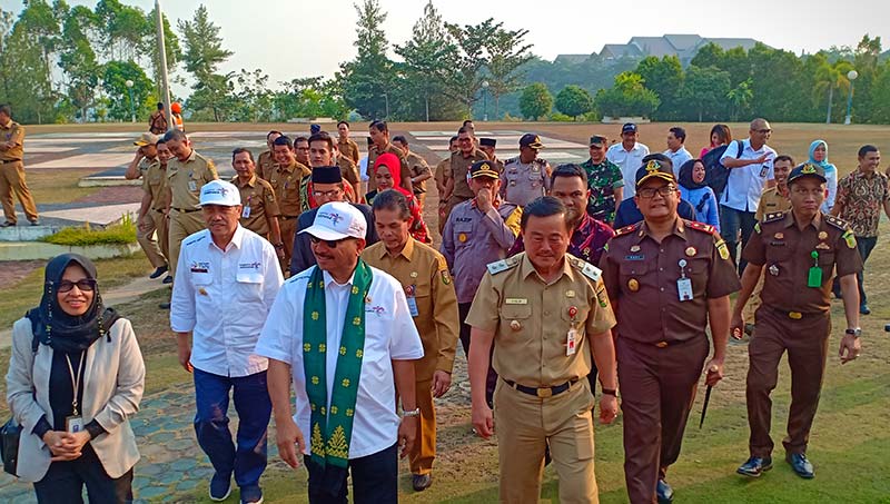 BERJALAN: Menteri Pariwisata Republik Indonesia Arief Yahya dan Gubernur Riau Syamsuar beserta Wabup Kuansing H Halim berjalan menuju Kantor Bupati Kuansing di Telukkuantan, Selasa (20/8/2019).