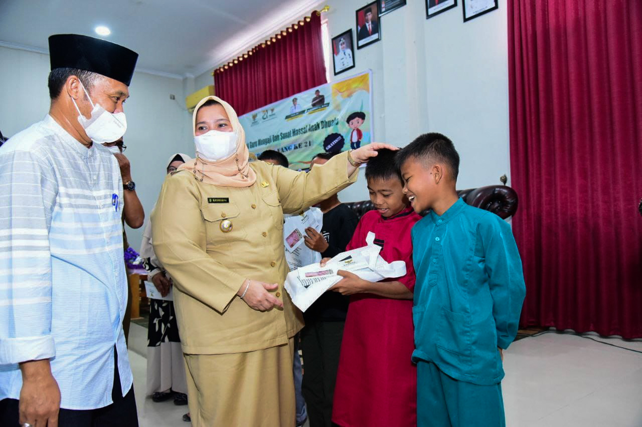 Bupati Bengkalis Kasmarni didampingi Ketua Baznas Bengkalis H Ali Ambar menyerahkan bantuan zakat kepada murid SD di Kecamatan Pinggir, Senin (24/1/2022).