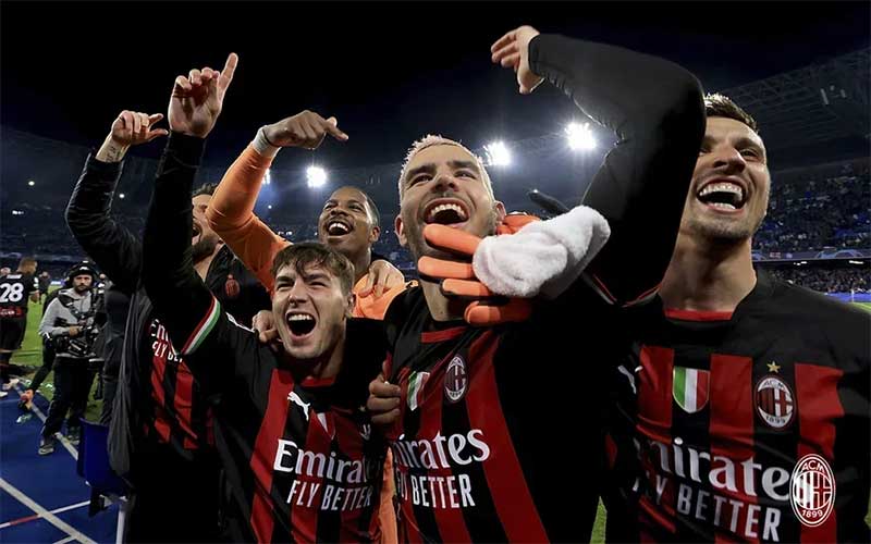 Pemain AC Milan melakukan selebrasi setelah sukses melaju ke semifinal Liga Champions dengan singkirkan Napoli di perempat final lewat agregat 2-1.
