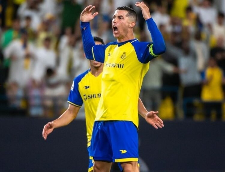 Cristiano Ronaldo mencetak gol dari jarak 31,5 meter lewat tendangan bebas ketika Al Nassr FC mengalahkan Abha Club di Saudi Pro League, Ahad (19/3/2023).