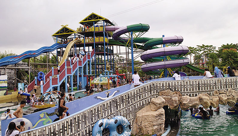 Masyarakat menikmati liburan di Labersa Waterpark, Ahad (9/8/2020). (LABERSA FOR RIAUPOS.CO)