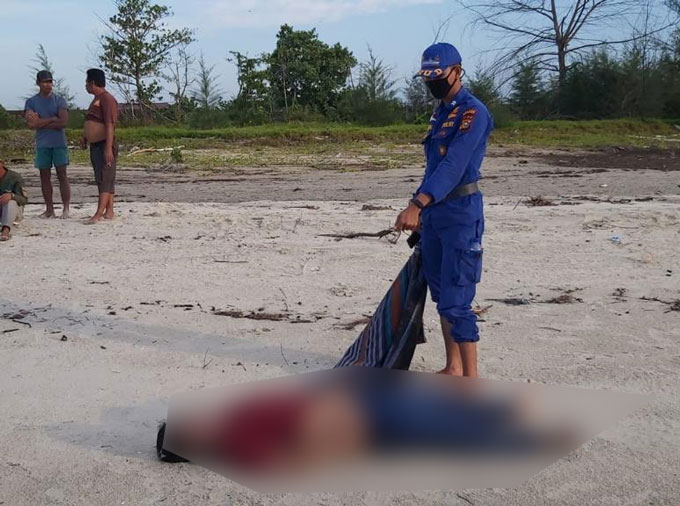 Petugas Polair Polres Bengkalis bersama petugas lainnya menemukan korban yang sudah terdampar di pantai Desa Sungai Cingam, Kecamatan Rupat dan melakukan evakuasi terhadap korban tenggelam ke Puskismas terdekat, Sabtu (15/1/22022).