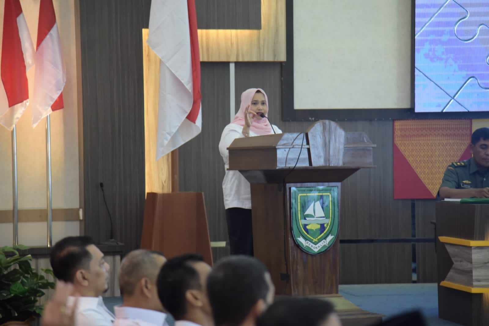 Bupati Bengkalis Kasmarni membuka Rapat Koordinasi Pemerintah Desa Se-Kabupaten Bengkalis ruang rapat Dang Merdu kantor Bupati Bengkalis, Rabu (1/3/2023).