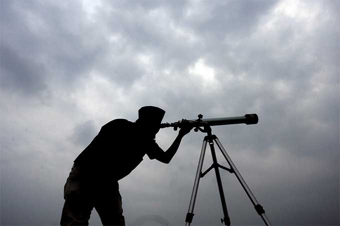 Ilustrasi petugas melakukan pemantauan hilal.