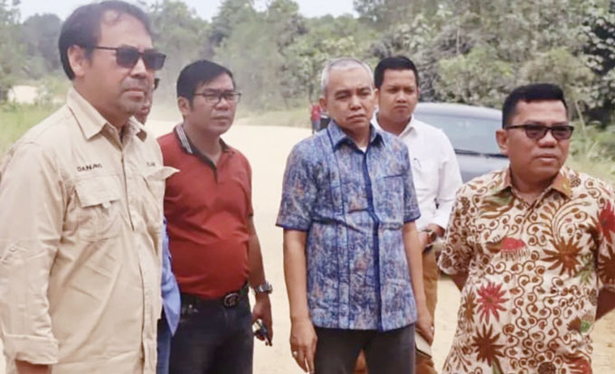 Ketua Panitia Khusus (Pansus) Rancangan Peraturan Daerah (Ranperda) tentang Pengelolaan Hutan pada Wilayah Kesatuan Pengelolaan Hutan DPRD Provinsi Riau Husaimi Hamidi (kanan) saatÂ melaksanakan kunjungan observasi ke KPH Sorek, Pelalawan sekaligus peninj
