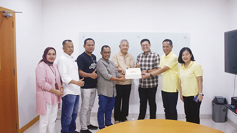 Asisten Direktur Utama Mal SKA Arcin Senggana (empat kanan), Direktur Mal SKA Sawintra Prawijaya (tiga kanan), GM Mal SKA Agus Salim (dua kanan), Asisten Manager Marketing Rita (kanan) menerima kue ulang tahun dari Direktur Riau Pos Asmawi Ibrahim (empat