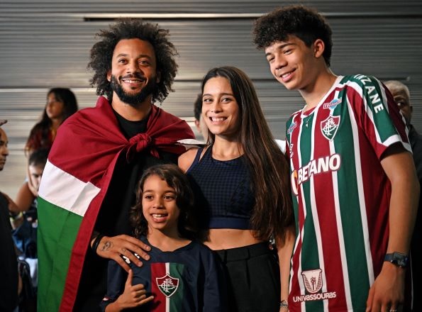 Marcelo bersama istrinya, Clarise Alves, dan dua putra mereka, Enzo (kanan) dan Liam, saat mendarat di Bandara RIOgaleao, Jumat (10/3/2023) WIB.