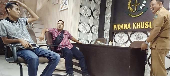 Kades Senderak Herianto (kanan) saat dimintai keterangan di bagian Pidsus Kejari Bengkalis, Selasa (4/10/2022).