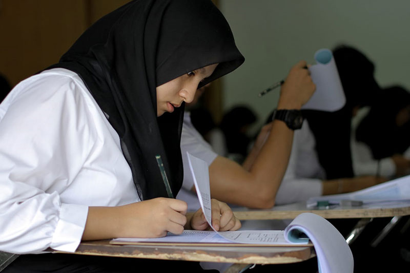 Peserta Ujian Tulis Berbasis Cetak (UTBC) untuk pelaksanaan Ujian Seleksi Mandiri Masuk Perguruan Tinggi Negeri (SMM-PTN) tahun 2020 Unri mengisi lembar jawaban, belum lama ini. (HUMAS UNRI FOR RIAUPOS.CO)