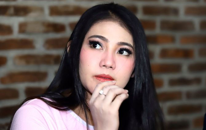 Pedangdut Via Vallen baru-baru ini menyinggung soal broken home. Ini merupakan sebuah istilah untuk menggambarkan kondisi keluarga sedang tidak dalam keadaan harmonis.