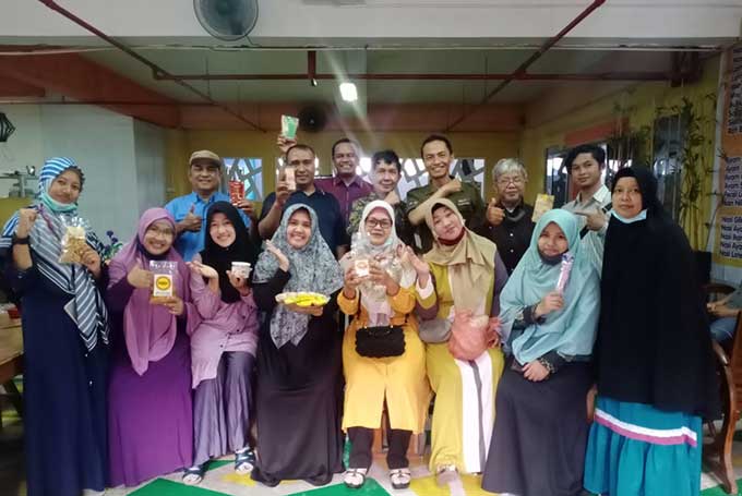 Pelaku UMKM yang tergabung dalam Pekindo Kecamatan Binawidya foto bersama dengan produknya di Gerai Amaniky, basement Gedung Graha Pena Riau, Panam, usai rapat persiapan pelantikan Kamis (1/4/2021).