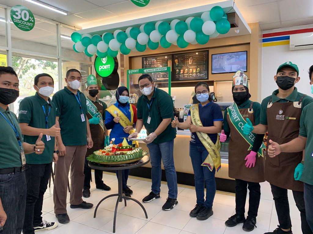 Pemotongan tumpeng di Point Coffee Indomaret Jalan Sutomo, Siak Sriindrapura oleh Deputi Branch Manajer Ichsan Kusuma Ismail yang akrab disapa Iki didampingi Manajer Operasional Indomaret Rabindra, Sabtu (10/4/2021).