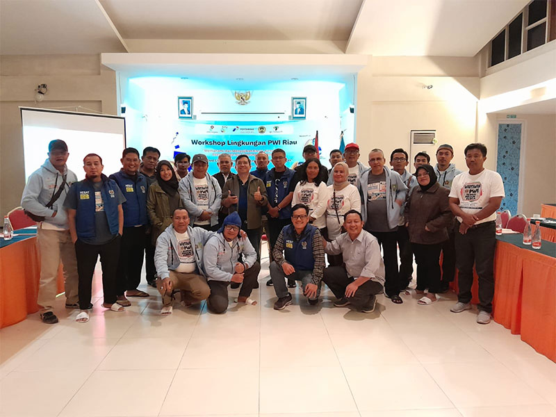 Kepala Departemen Formalitas dan Komunikasi SKK Migas Perwakilan Sumbagut Yanin Kholison foto bersama puluhan wartawan Riau, Kamis (29/9/2023).