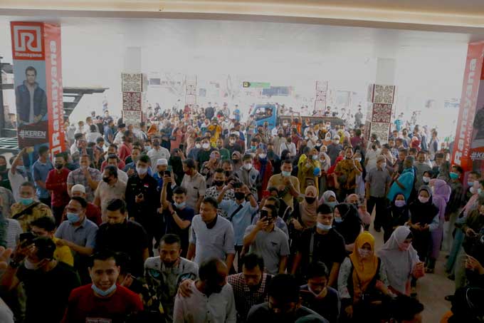 Sejumlah pedagang melakukan aksi protes di lobi Sukaramai Trade Center (STC) Jalan Jenderal Sudirman, Rabu (8/9/2021).