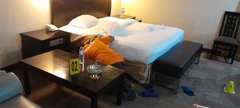 Tim Inafis Polresta Pekanbaru saat melalukan olah tempat kejadian perkara (TKP) kamar hotel No.568 tempat korban EW ditemukan tidak bernyawa, Sabtu (6/5/2023).