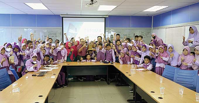 Rombongan siswa-siswi SD Al-Ulum Pekanbaru, berkunjung ke redaksi Riau Pos, Selasa (15/11/2022). Rombongan disambut Manajer Pemasaran Riau Pos Abdul Kadir Bey dan Redaktur Pelaksana Pendapatan Riau Pos, Syahrul Mukhlis.