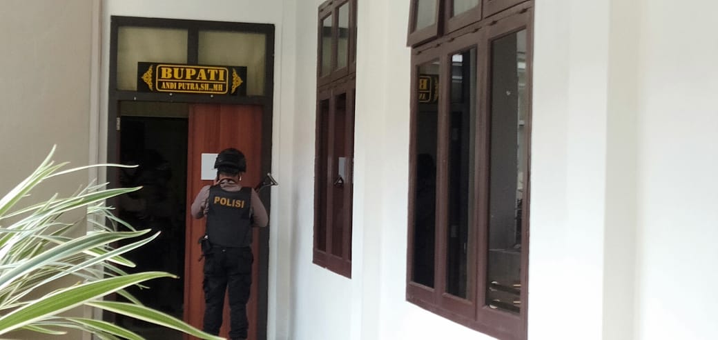 Kantor Dinas Bupati Kuansing tampak dijaga polisi bersenjata lengkap saat tim KPK melakukan penggeledahan diduga terkait OTT di Kuansing, Selasa (19/10/2021) pagi.
