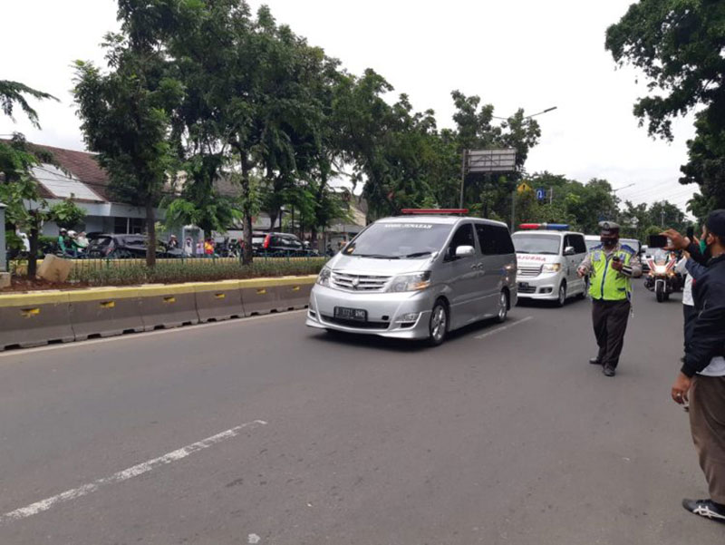 Jenazah almarhum Syekh Ali Jaber tiba di rumah duka di Perumahan Taman Berdikari Sentosa, Kamis (14/1). (MUHAMMAD RIDWAN/JAWAPOS.COM)