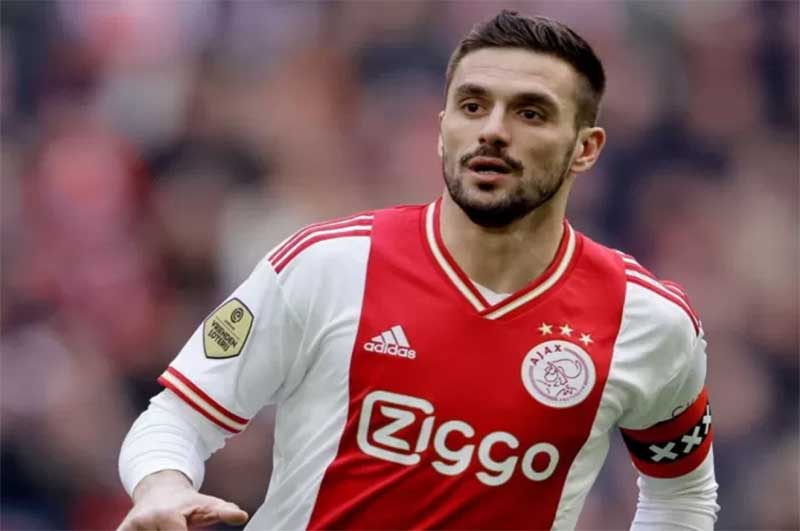 Kapten Ajax Amsterdam, Dusan Tadic, resmi berstatus bebas transfer setelah putus kontraknya.