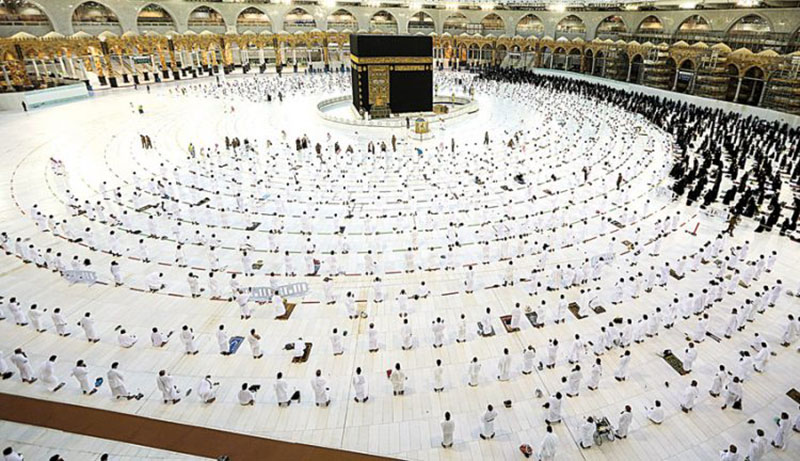 Jamaah melaksanakan salat di Masjidilharam, Makkah, dengan menjaga jarak. (AFP)