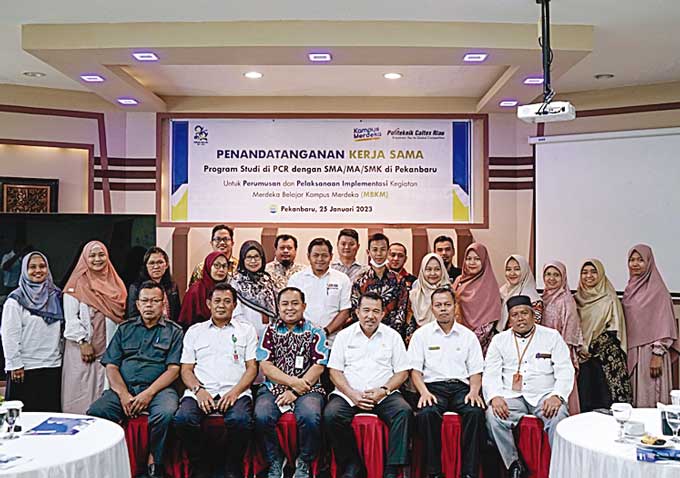 Direktur PCR Dadang Syarif Sihabudin Sahid SSi MSc, Ketua Program Studi  Teknologi Rekayasa Mekatronika, Made Rahmawaty ST MEng dan beberapa kepala sekolah yang ikut serta dalam kegiatan penandatanganan MoU dan PKS terkait implementasi kegiatan Merdeka Be