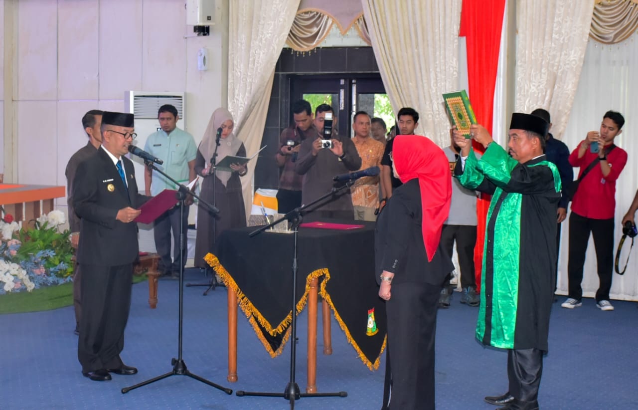 Pj Bupati Kampar Muhammad Firdaus melantik Ramlah SE MM sebagai Pj Sekda Kampar di Aula Rumah Dinas Bupati Kampar, Bangkinang, Jumat (23/6/2023).