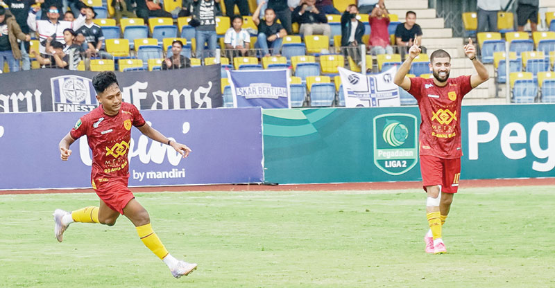 Penyerang PSPS Riau Asir Aziz melakukan selebrasi usai mencetak gol ke gawang PSDS Deli Serdang dalam lanjutan Liga 2 Grup 1 di Stadion Kaharuddin Nasution, Ahad (12/11/2023).