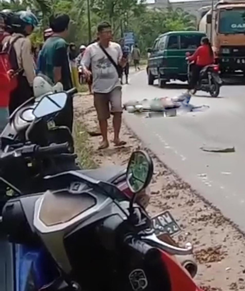 Pengendara roda dua korban lakalantas maut meninggal di tempat dalam kecelakaan di Jalan Gatot Subroto, tikungan dekat Jalan Arjuna, Kelurahan Mekar Sari, Kecamatan Dumai Barat, Dumai, Kamis (16/6/2022).